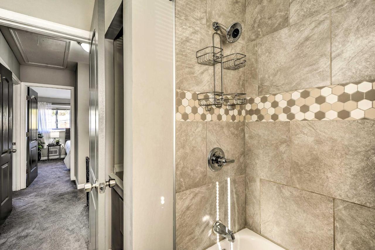 Holiday home Chic Townhome With Deck 6 Mi To Dtwn Baltimore