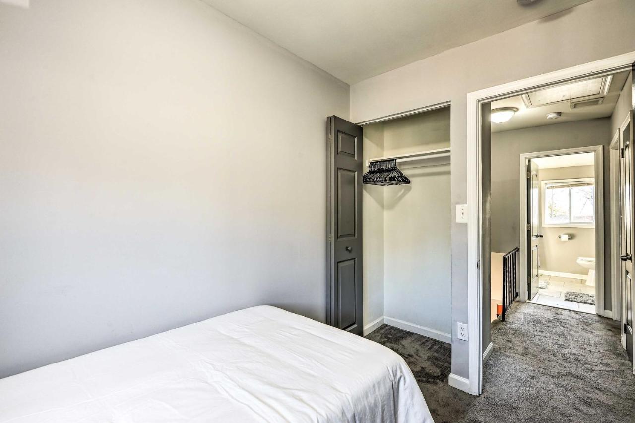 Holiday home Chic Townhome With Deck 6 Mi To Dtwn