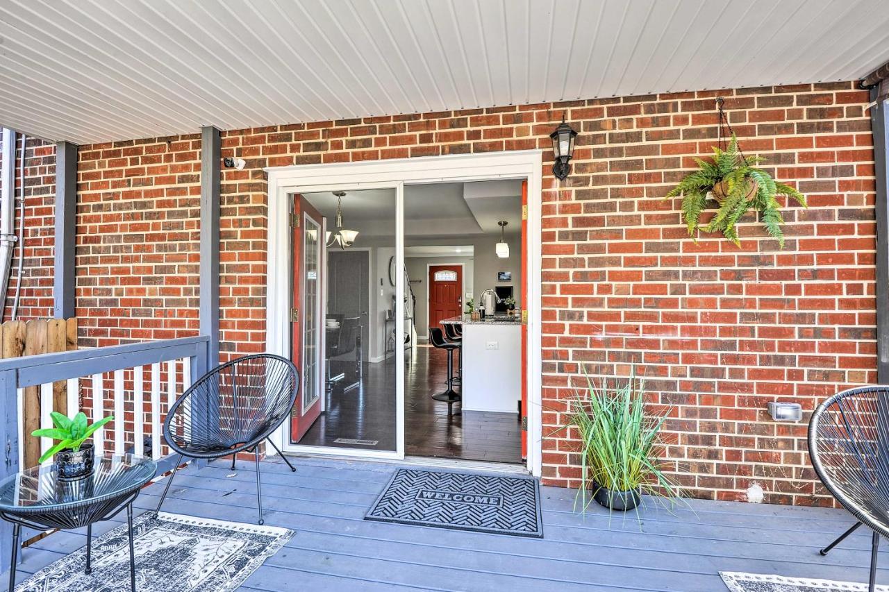 Holiday home Chic Townhome With Deck 6 Mi To Dtwn Baltimore