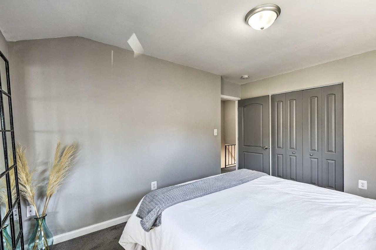 Holiday home Chic Townhome With Deck 6 Mi To Dtwn Baltimore