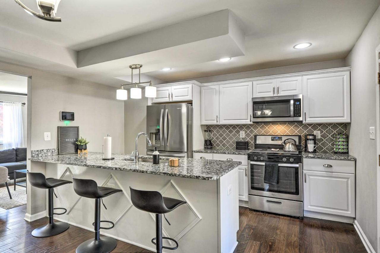 Chic Townhome With Deck 6 Mi To Dtwn Holiday home